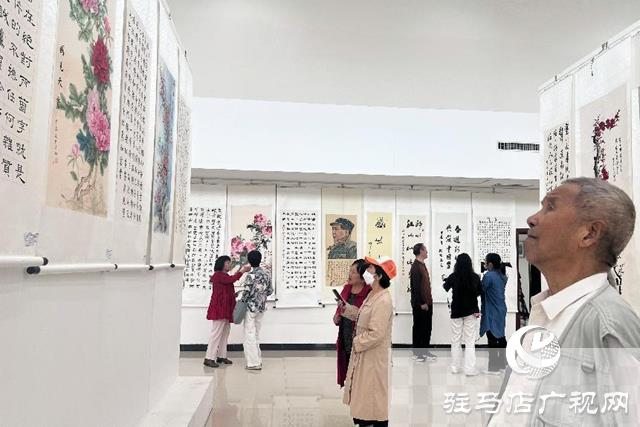 驻马店市举办老年书画展 庆祝新中国成立75周年